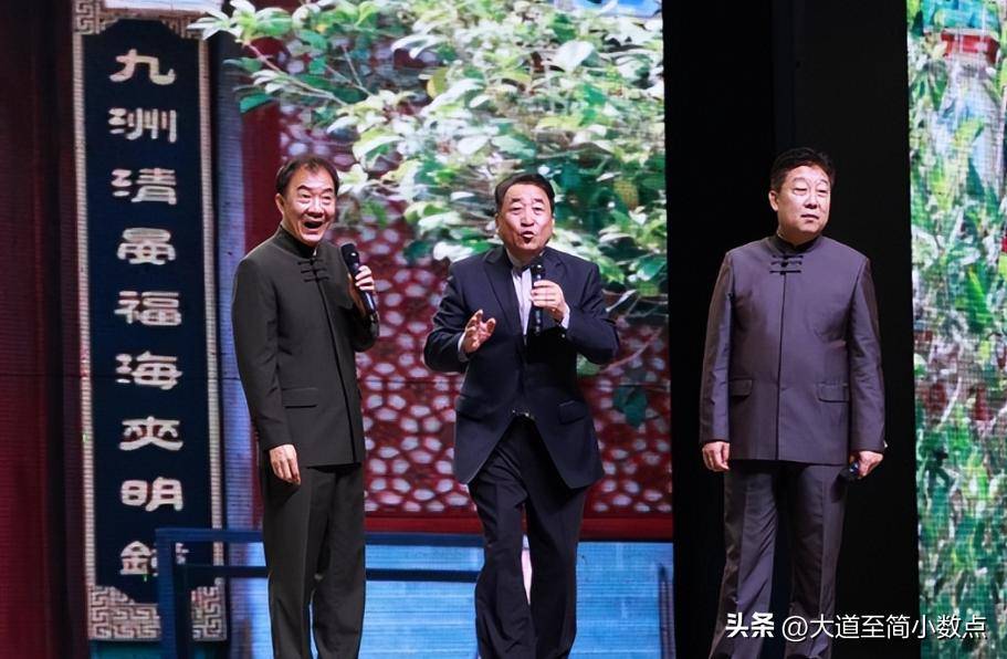 子聚会搂抱美女举止亲密桌上茅台抢镜AG真