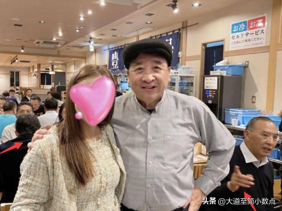 子聚会搂抱美女举止亲密桌上茅台抢镜AG真人app74岁姜昆现身小日(图4)