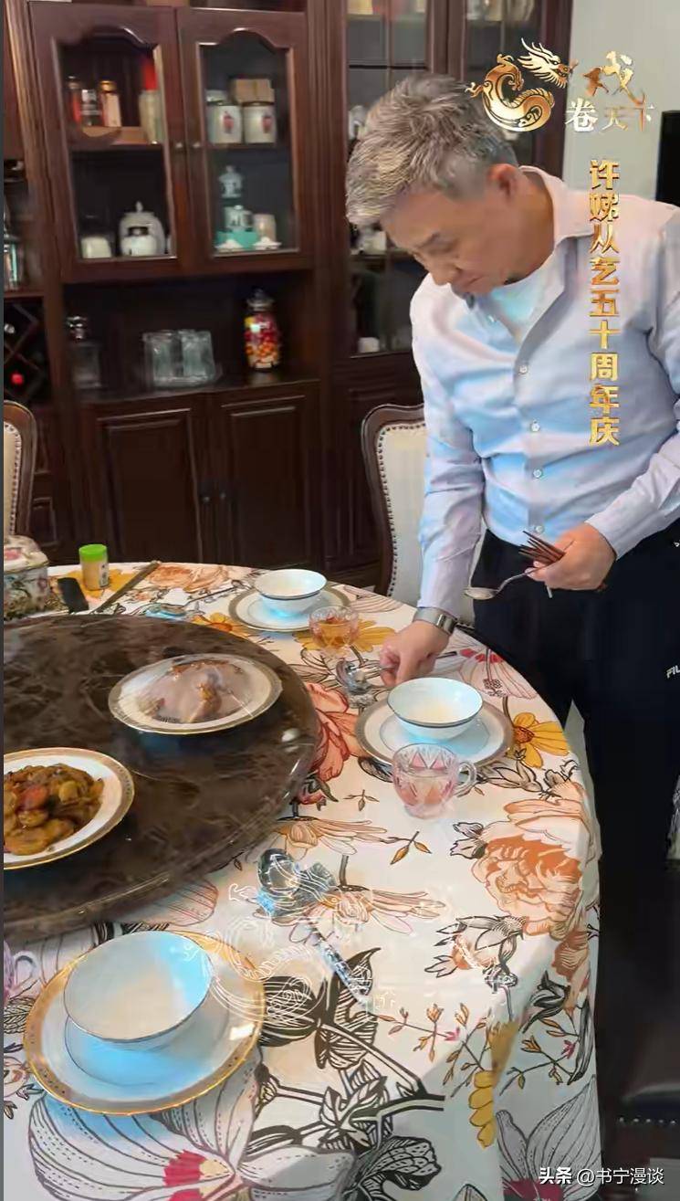 墅请客家里装修得豪华又雅致老公亮相好帅气